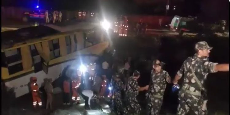 लखनऊ-आगरा एक्सप्रेस वे पर फिर बड़ा हादसा, कार-बस की टक्कर में 6 की मौत, 30 घायल