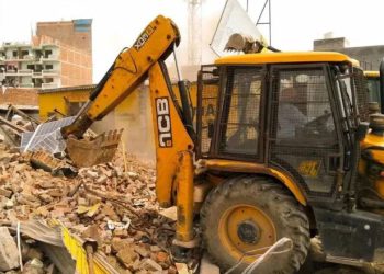 मोईद खान के शॉपिंग कॉम्प्लेक्स पर चला बुलडोजर, अयोध्या गैंगरेप केस के आरोपी पर कार्रवाई