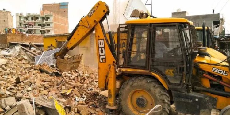 मोईद खान के शॉपिंग कॉम्प्लेक्स पर चला बुलडोजर, अयोध्या गैंगरेप केस के आरोपी पर कार्रवाई