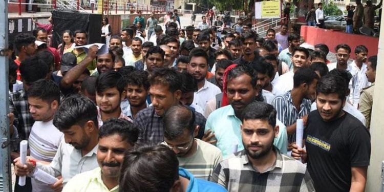 सिपाही भर्ती: पहले दिन 32 प्रतिशत अभ्यर्थियों ने छोड़ी परीक्षा, अनुचित साधनों के इस्तेमाल पर पांच गिरफ्तार