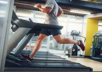 जिम के अंदर ट्रेडमिल पर दौड़ते वक्त अचानक गिरा शख्स, ऐसे हुई मौत