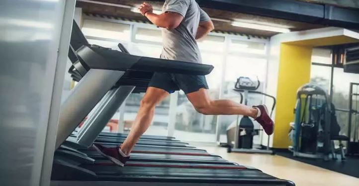 जिम के अंदर ट्रेडमिल पर दौड़ते वक्त अचानक गिरा शख्स, ऐसे हुई मौत