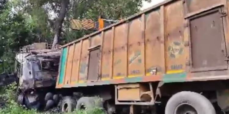 ट्रक ने मारी टक्कर, बाइक घसीटकर ले गया और फिर लगी आग, पुलिस दंपती जिंदा जले