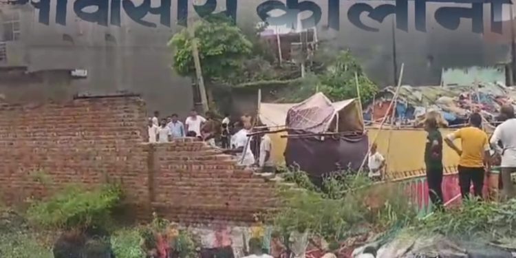 ग्रेटर नोएडा में तेज बारिश के चलते कॉलोनी की बाउंड्री वॉल गिरने से मलबे में दबकर पति-पत्नी की मौत