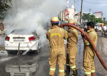 ग्रेटर नोएडा चलती कार में अचानक से लगी आग, चालक ने कूद कर बचाई जान