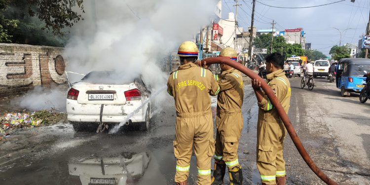 ग्रेटर नोएडा चलती कार में अचानक से लगी आग, चालक ने कूद कर बचाई जान