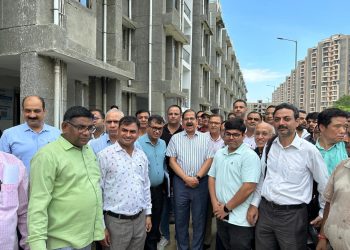 यमुना प्राधिकरण के सीईओ ने आवासीय सेक्टर का किया दौरा निवासियों की समस्याओं का मौके पर किया निस्तारण