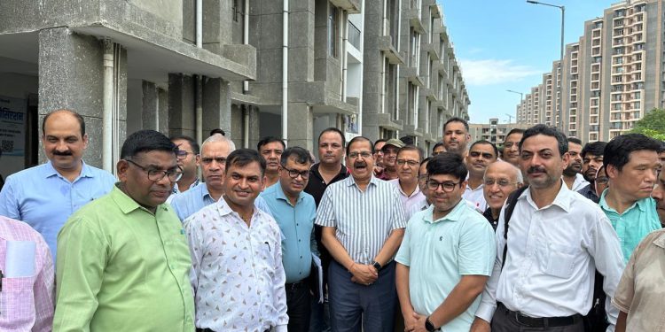 यमुना प्राधिकरण के सीईओ ने आवासीय सेक्टर का किया दौरा निवासियों की समस्याओं का मौके पर किया निस्तारण