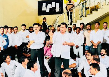 चैम्बर आवंटन में फर्जीवाड़ी का आरोप लगाकर हड़ताल पर बैठे अधिवक्ता