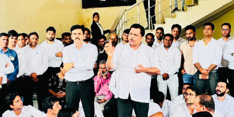 चैम्बर आवंटन में फर्जीवाड़ी का आरोप लगाकर हड़ताल पर बैठे अधिवक्ता