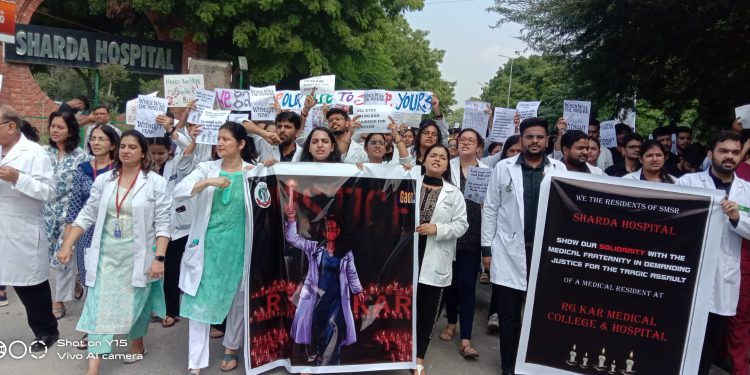 कोलकाता में डॉक्टर की रेप के बाद हत्या के विरोध में शारदा अस्पताल के डॉक्टर ने निकाला पैदल मार्च