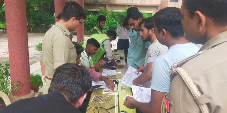 पुख्ता तैयारी और सुरक्षा व्यवस्था के बीच 18 केंद्रों पर गौतम बुद्ध नगर में पुलिस के पदों पर सीधी भर्ती परीक्षा शुरू