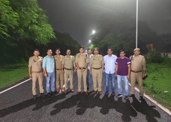 चैकिंग के दौरान चार कार सवार बदमाशों से पुलिस की हुई मुठभेड़, एक बदमाश के पैर में लगी गोली