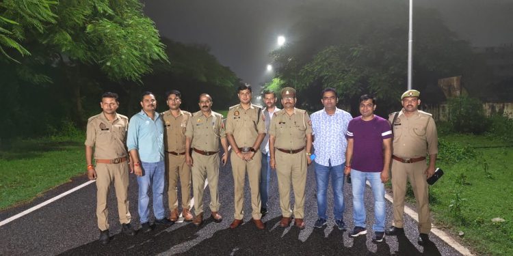 चैकिंग के दौरान चार कार सवार बदमाशों से पुलिस की हुई मुठभेड़, एक बदमाश के पैर में लगी गोली