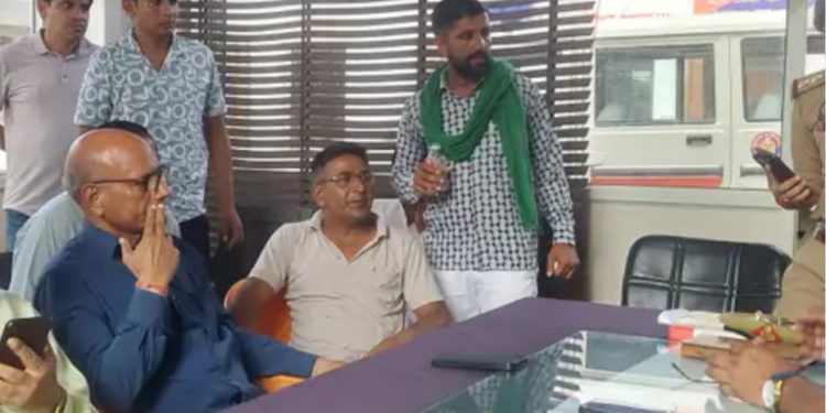 बेरहमी से पीट कर युवक की हत्या के मामले में आरोपियों की गिरफ्तारी की मांग को लेकर पुलिस से मिले परिजन