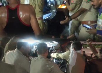 ईस्टर्न पेरिफेरल एक्सप्रेसवे पर भीषण सड़क हादसा, खड़े ट्रक में इको कार ने मारी टक्कर, 2 की मौत 10 घायल