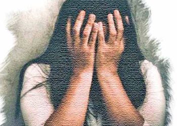 चंदौली में दर्शन-पूजन करने आई किशोरी से सामूहिक दुष्कर्म, साथ आए युवकों को पेड़ से बांधा