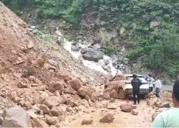 Chamoli: बदरीनाथ हाईवे के पास कमेड़ा में पहाड़ी से गिरा भारी बोल्डर, कार में बैठे लोगों की अटकी सांसें