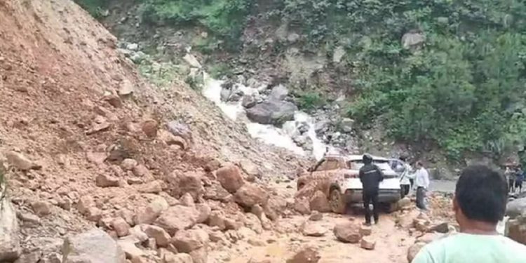 Chamoli: बदरीनाथ हाईवे के पास कमेड़ा में पहाड़ी से गिरा भारी बोल्डर, कार में बैठे लोगों की अटकी सांसें