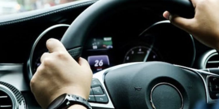 साइड न मिलने पर कार चालक का कर दिया बुरा हाल, ग्रेटर नोएडा में बाइक सवार की दबंगई,