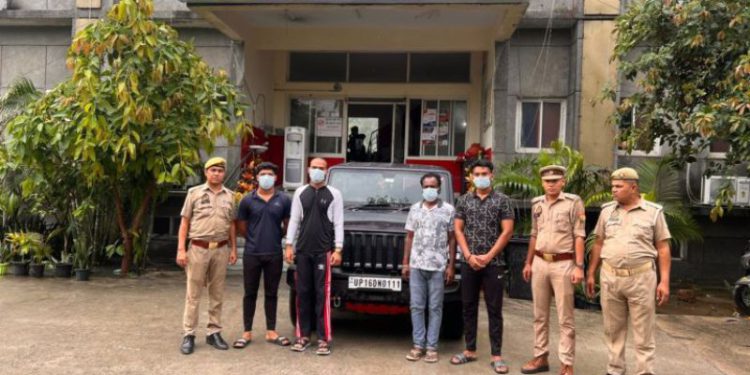 सड़क बर्थ-डे मनाना पड़ा मंहगा, पुलिस के हत्थे चढ़े दबंग