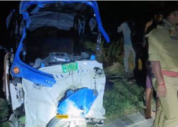 कार से टक्‍कर के बाद ऑटो से ग‍िरे लोगों को रौंदता चला गया वाहन, पांच की मौत