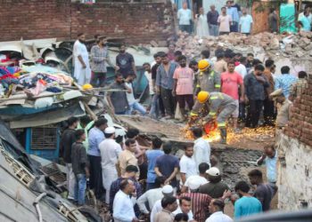 1 पिलर-4 इंच की दीवार, नींव में पानी भरते भरभराकर गिरा मकान, मेरठ हादसे में 10 की मौत