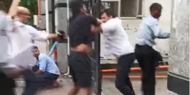 नोएडा की गार्डेनिया ग्लोरी सोसायटी में लोगों और सिक्योरिटी गार्डों के बीच चले लठी-डंडे