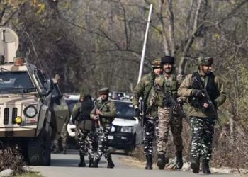 चुनाव से पहले J&K को दहलाने की फिराक में दहशतगर्द? पुंछ में मुठभेड़, गांव में फंसा आंतकी संगठन का कमांडर!