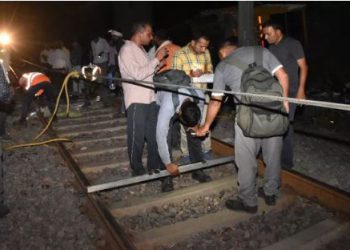 कानपुर में बड़ा हादसा, पुल से रेलवे ट्रैक पर गिरा ट्रक; ट्रेनों का संचालन पूरी तरह ठप