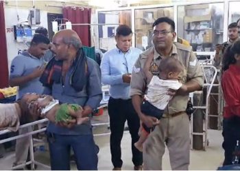 हाथरस में भीषण सड़क हादसा- जनरथ बस ने लोडर में मारी टक्कर, महिलाओं-बच्चों समेत 15 लोगों की मौत