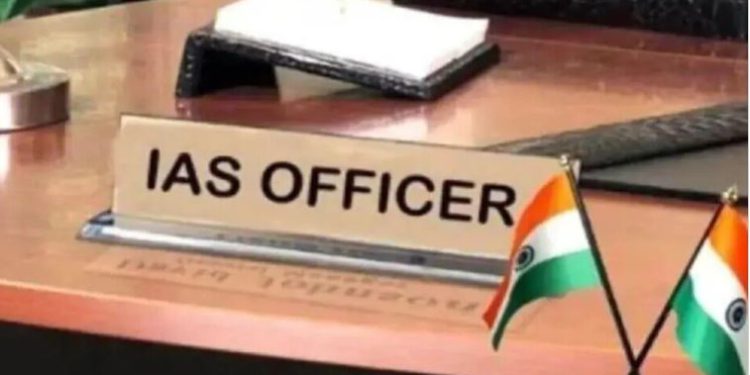 UP में 13 IAS अधिकारियों का तबादला, प्रयागराज सहित कई जिलों के DM बदले