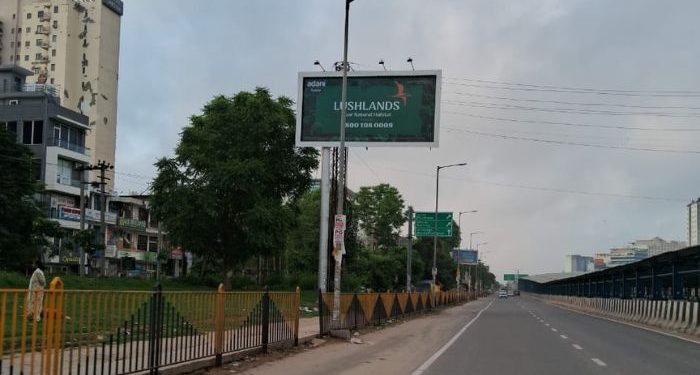 ग्रेटर नोएडा प्राधिकरण के 36 यूनिपोल बिक गए 40 फीसदी ज्यादा रेट पर