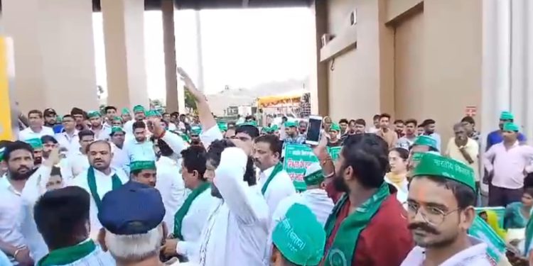 पैरामाउंट गोल्फ फॉरेस्ट सोसायटी निवासियों व बीकेयू का बिल्डर के खिलाफ अनिश्चितकालीन धरना जारी