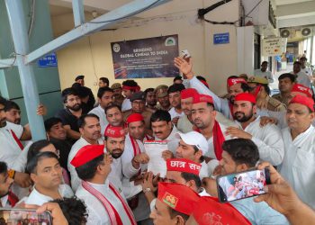 किसानों के समर्थन में सपा का यमुना विकास प्राधिकरण पर जोरदार प्रदर्शन