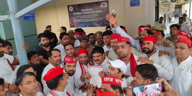 किसानों के समर्थन में सपा का यमुना विकास प्राधिकरण पर जोरदार प्रदर्शन