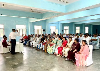 ग्रेटर नोएडा में सेक्टर बीटा 1 में RWA के चुनाव कराने को लेकर सेक्टरवासियों ने की मीटिंग