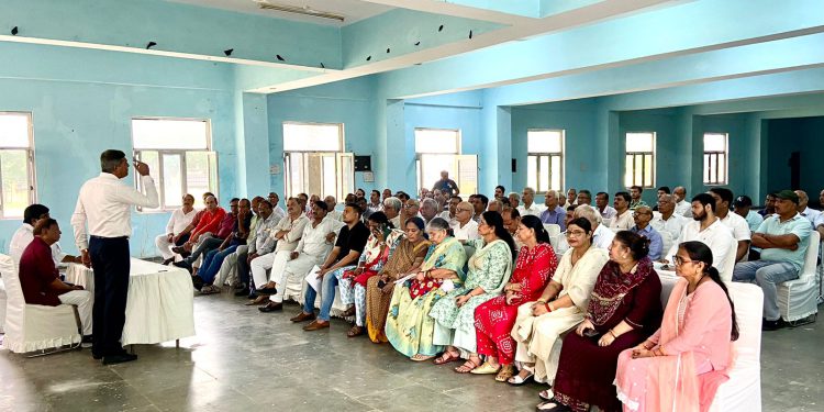 ग्रेटर नोएडा में सेक्टर बीटा 1 में RWA के चुनाव कराने को लेकर सेक्टरवासियों ने की मीटिंग