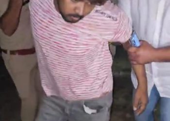 चेकिंग के दौरान पुलिस मुठभेड़ में लुटेरे बदमाश को पुलिस ने किया गिरफ्तार