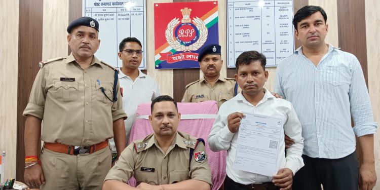 अवेध सॉफ्टवेयर से रेलवे की टिकटों की कालाबाजारी करने वाले दो पिता-पुत्र को पुलिस ने किया गिरफ्तार