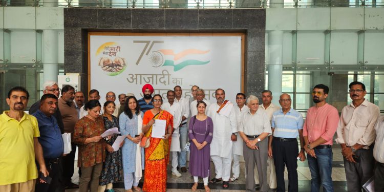 जेपी बिल्डर के द्वारा ग्रीन पार्क में किया जा रहे अवैध निर्माण के खिलाफ निवासियों ने प्राधिकरण से की शिकायत