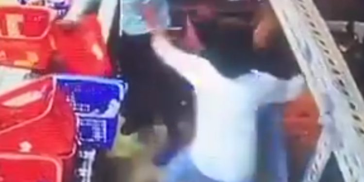 डिलीवरी हाउस में घुसकर ब्लिंकिट डिलीवरी बॉय के साथ जमकर मारपीट, वीडियो वायरल