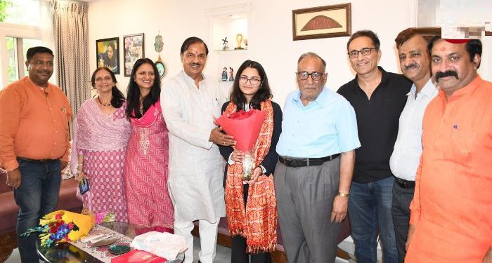 स्वर्ण पदक विजेता वंतिका से मिल डॉक्टर महेश शर्मा ने दिया आशीर्वाद