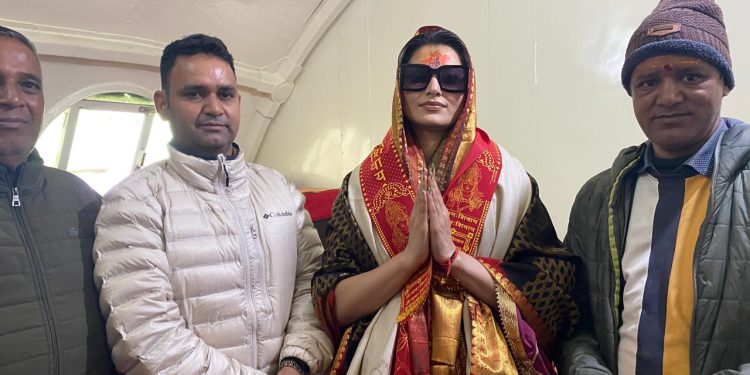 बदरीनाथ-केदारनाथ दर्शन को पहुंची बॉलीवुड अभिनेत्री उर्वशी रौतेला, परिवार के साथ की पूजा-अर्चना