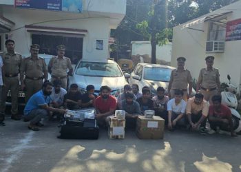 एप्पल के रद ऑर्डर के रिफंड के नाम पर विदेशी लोगों से करते थे ठगी, नोएडा पुलिस ने 15 लोगों को पकड़ा