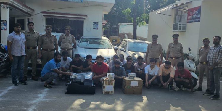 एप्पल के रद ऑर्डर के रिफंड के नाम पर विदेशी लोगों से करते थे ठगी, नोएडा पुलिस ने 15 लोगों को पकड़ा