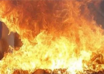 बिजली बोर्ड से भड़की आग, पटाखों तक पहुंची, एक की मौत, 3 अस्पताल में भर्ती