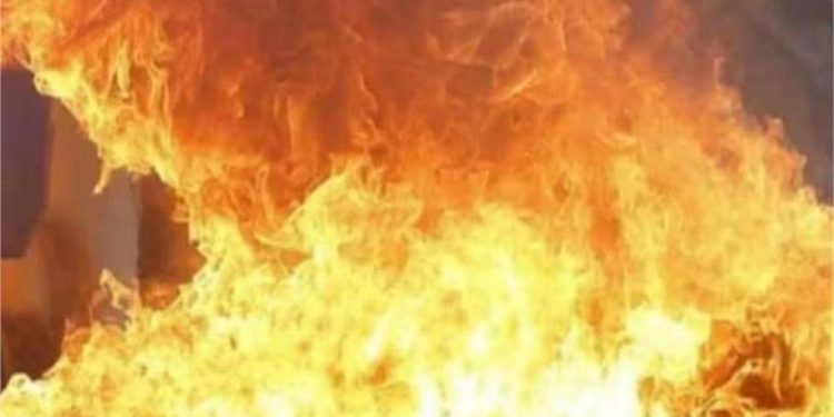 बिजली बोर्ड से भड़की आग, पटाखों तक पहुंची, एक की मौत, 3 अस्पताल में भर्ती