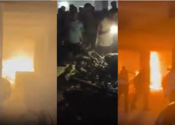 ग्रेटर नोएडा वेस्ट की फ्यूजन होम्स सोसाइटी के बेसमेंट में पटाखे की चिंगारी से वाहनों में आग लगी