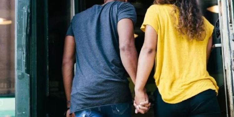 गर्लफ्रेंड को मोबाइल ऐप से करवा दी हजारों की शॉपिंग, नहीं कटा एक भी रुपया… ऐसे पकड़ी गई चालाकी